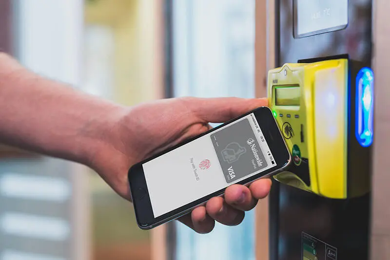 Cashless mobile payment at a vending machine